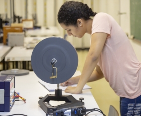 Estudante de Física durante pesquisa no laboratório.Foto: Raquel Aviani. 08/05/2019